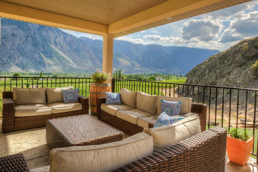 Corcelettes Winery patio